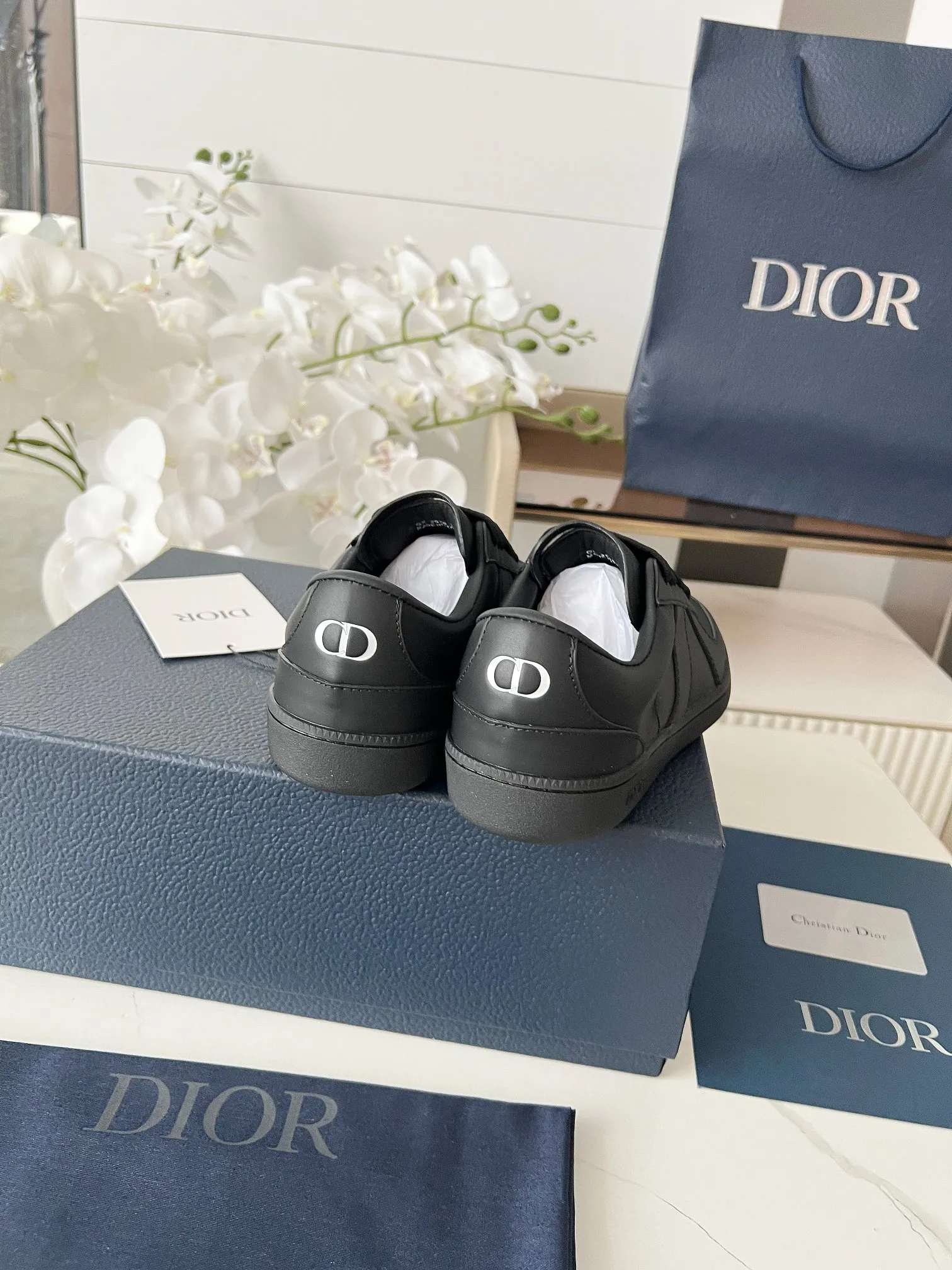 Men's Men's Shoes💰420 [New Style]🍿🍿Dior Dior Size: 38-44 (45 customized) 2025 new Dior B01 top version of moral training shoes! ! ! Made of white and brown first-layer cowhide, paired with white high-mercerized smooth suede, the upper is fully oiled and the original TPU molded outsole. New to the Fall 2025 collection, this sneaker marks the return of Dior’s classic style, reinterpreted in a stylish and elegant silhouette. Crafted from brown and white smooth first-grain cowhide, it's decorated with white high-mercerized cow suede splicing to enhance the style. Lined in tonal silk sheepskin, the shoe is finished with the Dior logo on the tongue and inner sides, and the CD icon on the heel. Paired with amber Tpu non-slip soles, it can be matched with various styles to create a sophisticated look.